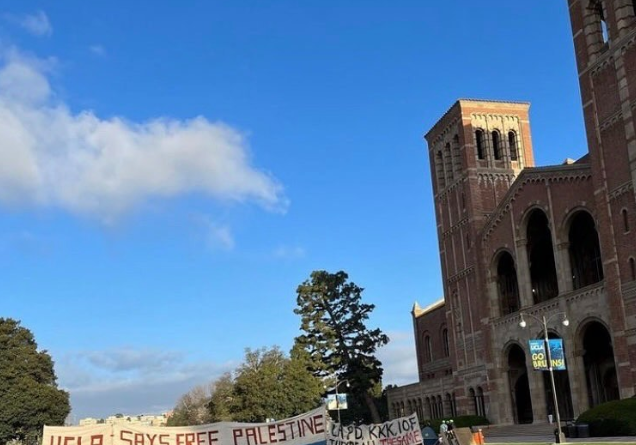 UCLA Encampment – Barricades Going Up – – 4/25